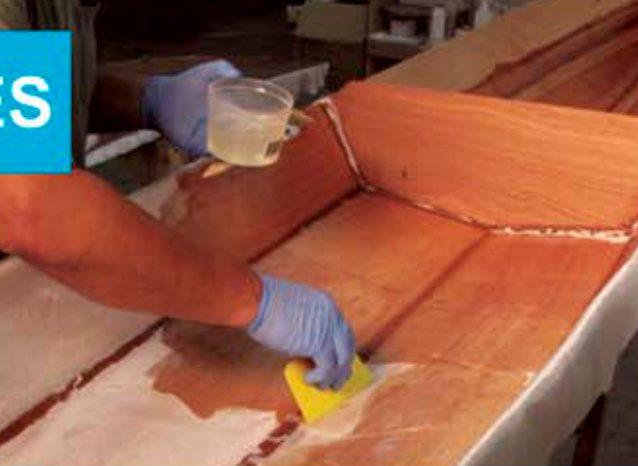 Aplicación de desmoldante sobre un molde de madera
