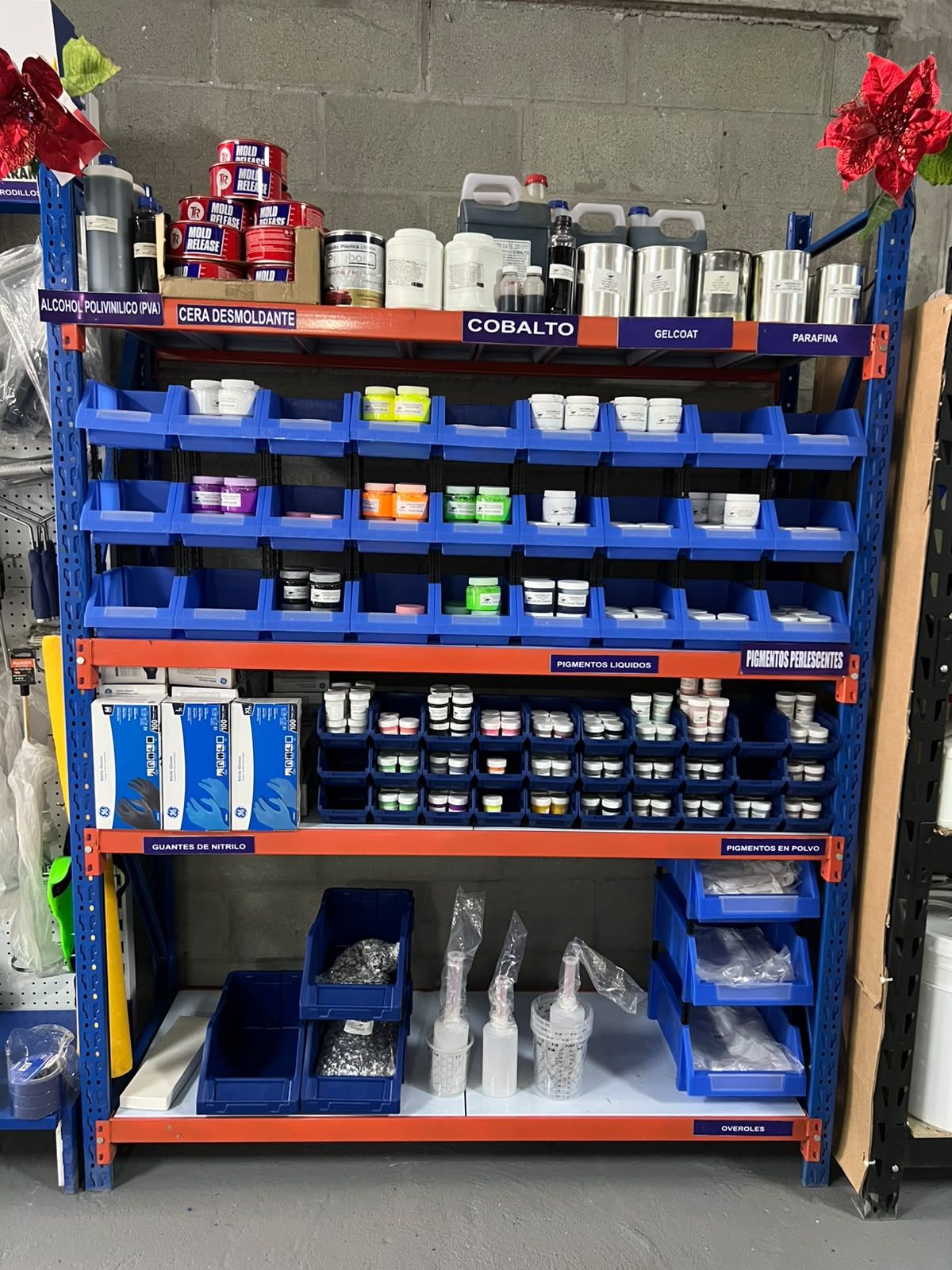 Estantería de pigmentos, gelcoat y desmoldantes en la tienda Indufibra